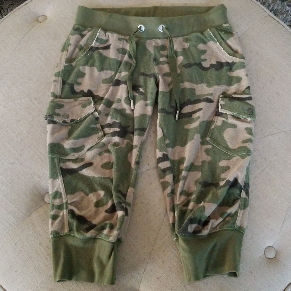 Camo cropped joggers